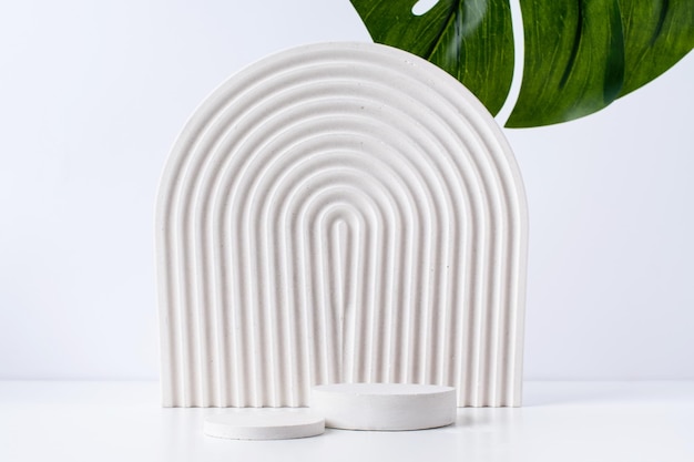 Una scena minimalista di podio in gesso bianco su sfondo bianco per cosmetici naturali