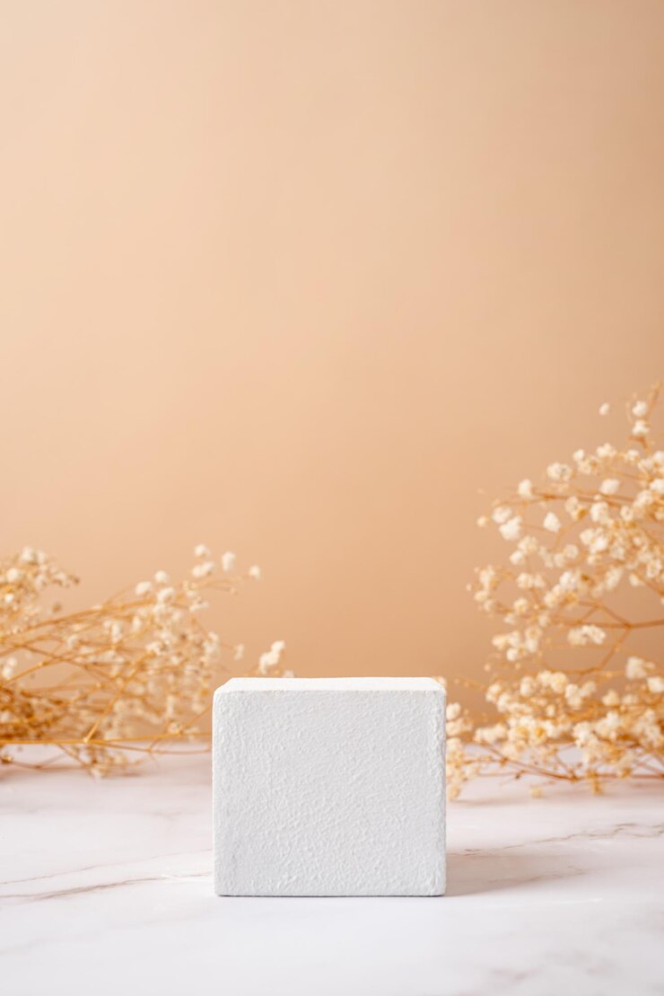 Una scena minimalista di un podio con fiori di gipsofila su uno sfondo beige chiaro