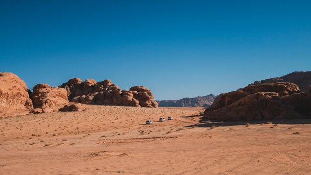 Una scena nel deserto con una montagna sullo sfondo