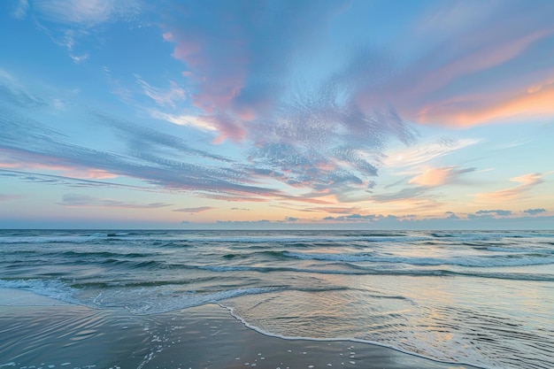 Una scena tranquilla sulla spiaggia al tramonto