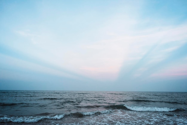 Una scenografia dell'alba in spiaggia