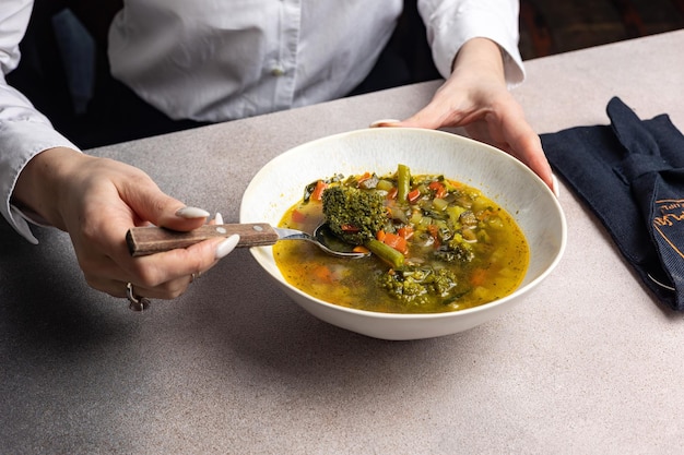 Una scodella di zuppa di lenticchie con dentro un cucchiaio