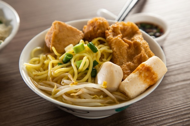 Una scodella di zuppa di noodle di polpette di pesce Kampar con Yong Tau Foo ripieno