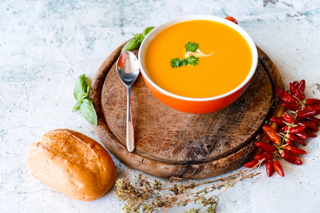 Una scodella di zuppa di zucca speziata, roteata con crema di cocco