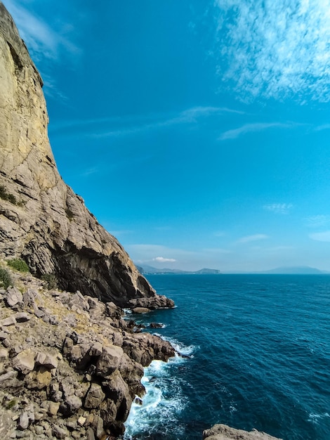 Una scogliera con il mare sullo sfondo