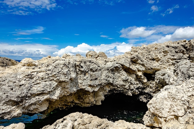 Una scogliera rocciosa con il cielo sullo sfondo