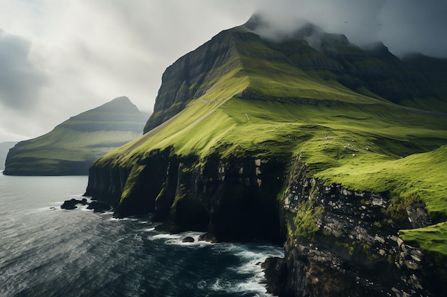 Una scogliera verde con una scogliera verde sullo sfondo