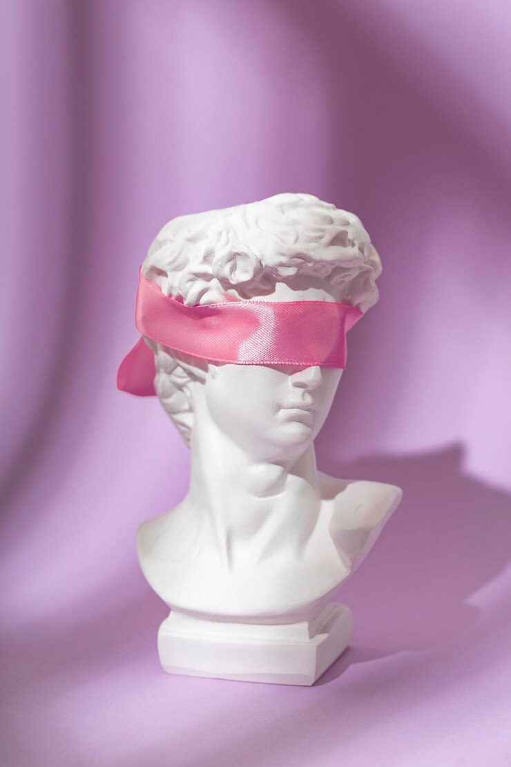 Una scultura artificiale della testa di David con gli occhi legati con un nastro rosa su sfondo viola Foto verticale concettuale moderna da evitare