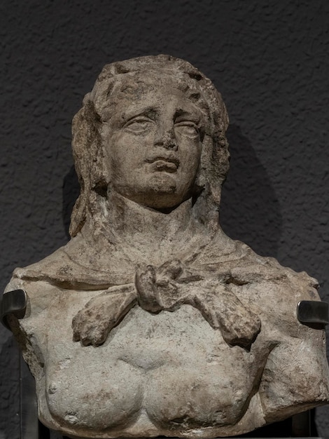 una scultura storica del periodo greco