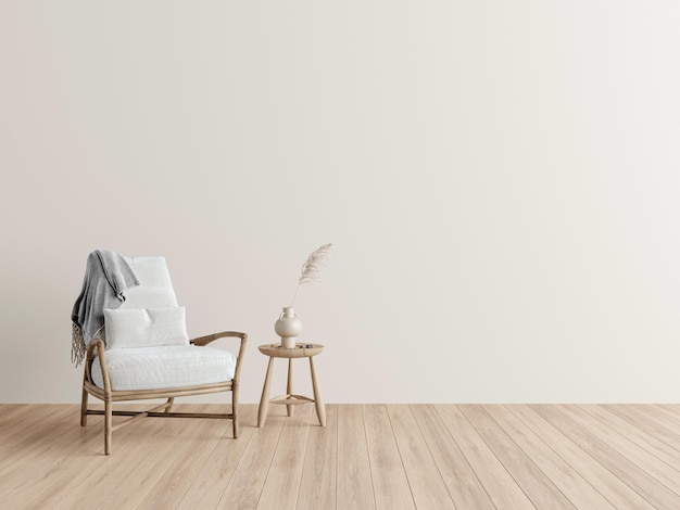 Una sedia di rattan in una stanza vuota