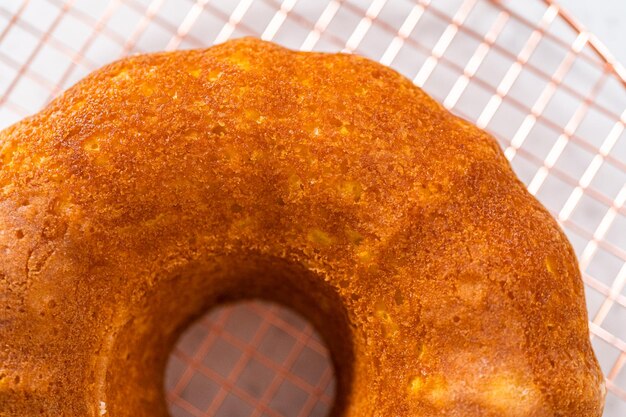 Una semplice torta di vaniglia da torta a scatola