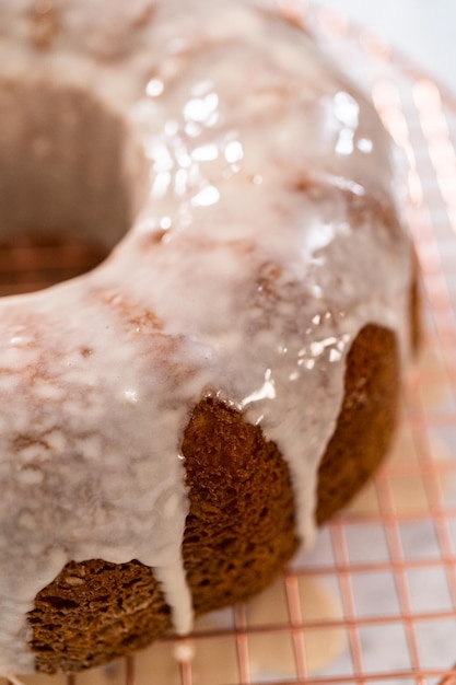 Una semplice torta di vaniglia da torta a scatola