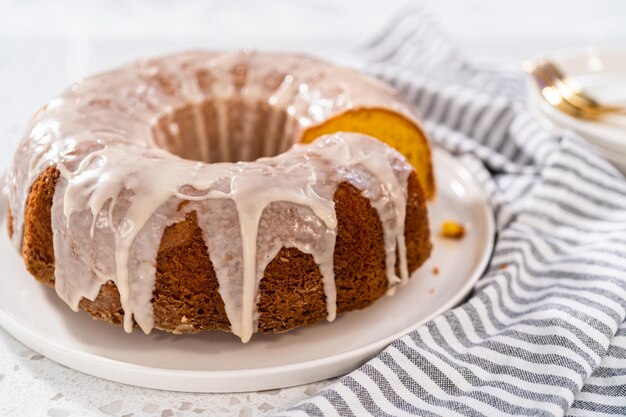 Una semplice torta di vaniglia da torta a scatola