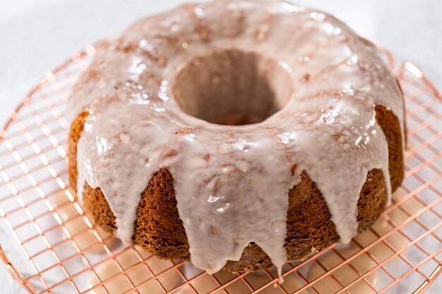 Una semplice torta di vaniglia da torta a scatola