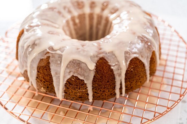 Una semplice torta di vaniglia da torta a scatola