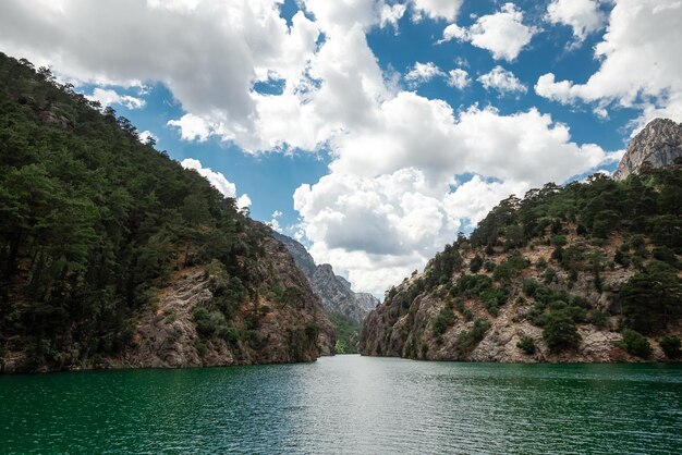 Una sensazione di completa libertà una bellissima vista della natura con un fiordo e montagne nell'acqua Spazio per la copia della natura artistica