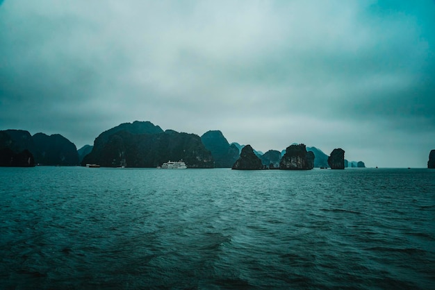 Una serata nella baia di Ha Long Vietnam