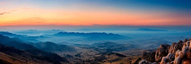 Una serena cima di montagna con una vista mozzafiato e un senso di tranquillità