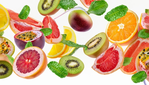 Una serie di fette mature e brillanti di pompelmo kiwi frutta della passione arancione e prugna