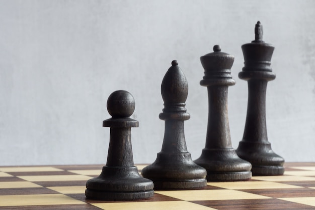 Una serie di figure di scacchi nere nella linea