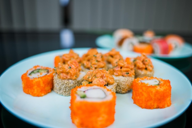 Una serie di involtini di sushi di pesce e frutti di mare una serie di video diversi consegna di cucina giapponese