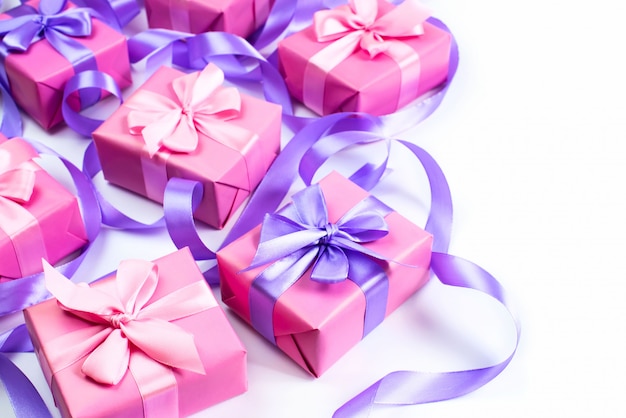 Una serie di regali per un neonato colore rosa su uno sfondo bianco Una vista dall&#39;alto di Flat lay Copia spazio