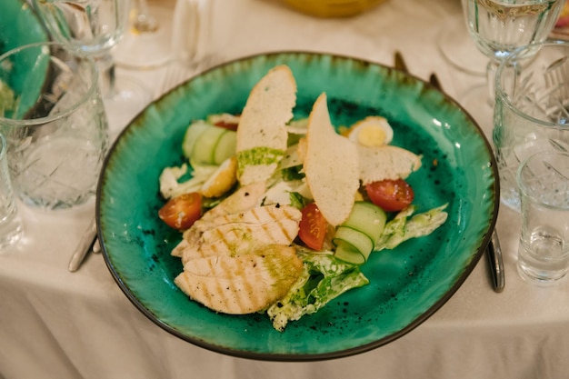 Una serie di snack italiani per un buffet Una varietà di formaggi Insalata Caesar con una bella porzione