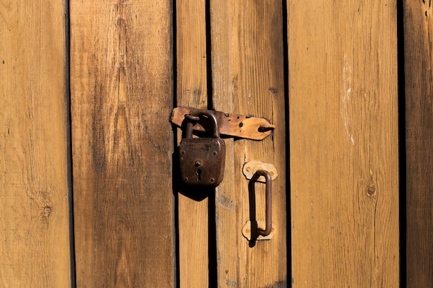 Una serratura su una porta di legno è attaccata a una porta.