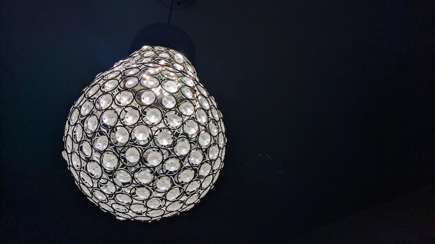 Una sfera d'argento con sopra dei diamanti