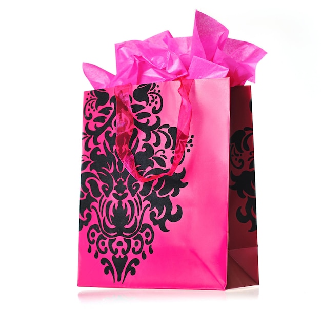 Una shopping bag rosa isolata su sfondo bianco