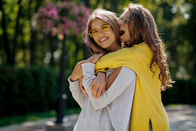 Una signora abbastanza adorabile in abito francese sta camminando all'aperto e si diverte