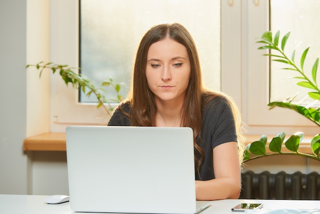 Una signora che lavora in remoto sul suo laptop durante la quarantena per evitare la diffusione del coronavirus