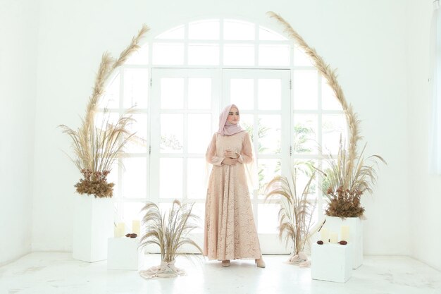 Una signora usa un trucco per abito da sposa sull'hijab Modello malesia o indonesia bellezza o concetto eidul fitri