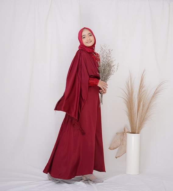 Una signora usa un trucco per abito da sposa sull'hijab Modello malesia o indonesia bellezza o concetto eidul fitri