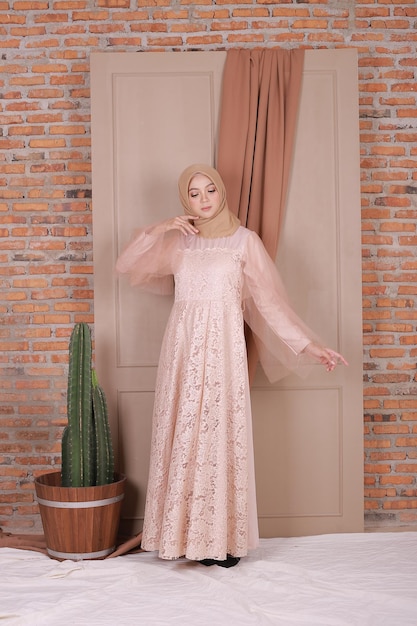 Una signora usa un trucco per abito da sposa sull'hijab Modello malesia o indonesia bellezza o concetto eidul fitri