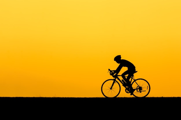 Una silhouette di uomo in bicicletta