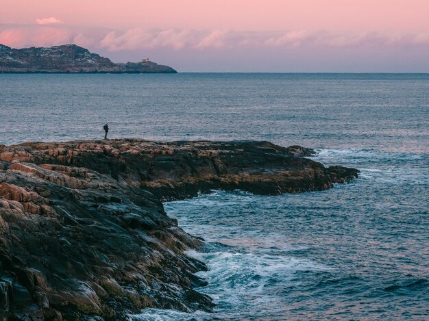 Una silhouette, una figura su una ripida scogliera della penisola di Kola. Russia.