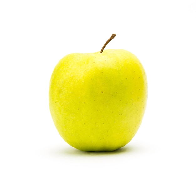 Una sola mela gialla isolata su sfondo bianco. Scattata in studio con una 5D mark III.