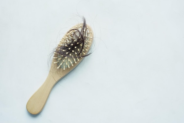 Una spazzola con i capelli persi sul tavolo