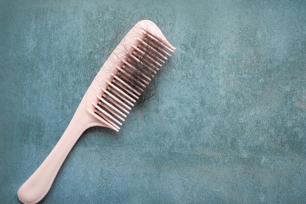 Una spazzola con i capelli persi sul tavolo