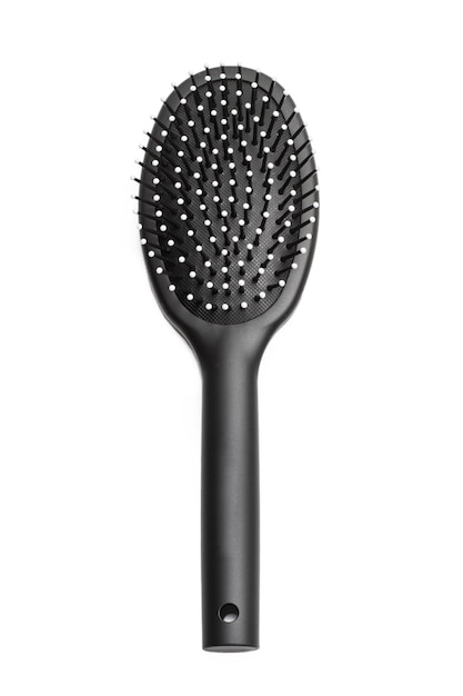 Una spazzola per capelli isolata su uno sfondo bianco con spazio per la copia