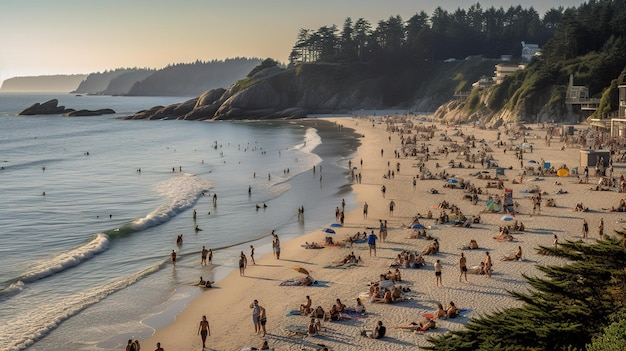 Una spiaggia al tramonto con persone sulla sabbia e alberi sullo sfondo