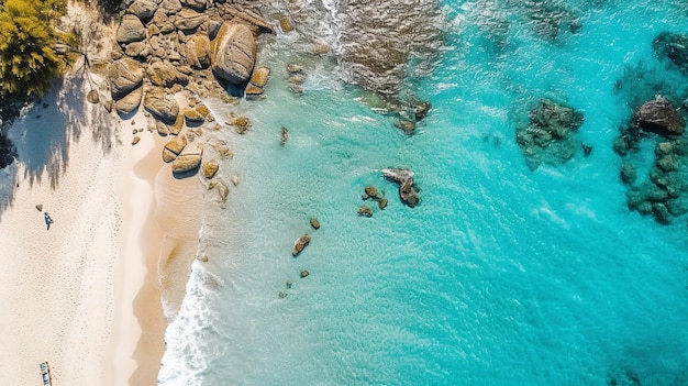 Una spiaggia con acqua blu e rocce