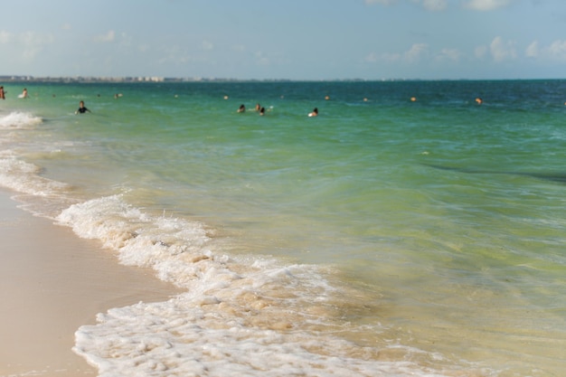 Una spiaggia con acqua blu e sabbia bianca