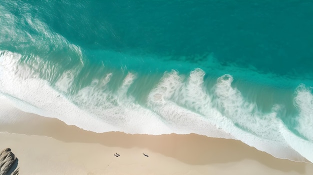 Una spiaggia con acqua turchese e sabbia bianca