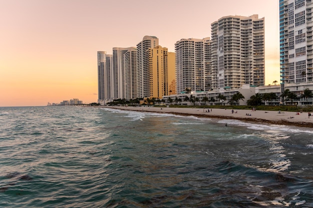 Una spiaggia con edifici e l'oceano sullo sfondo