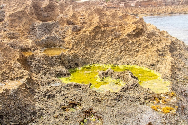 Una spiaggia con formazioni rocciose acqua e terra Rimel Bizerte Tunisia