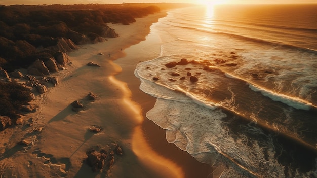Una spiaggia con onde e un tramonto sullo sfondo