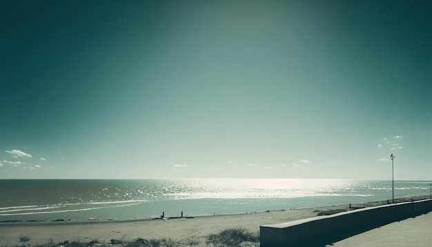 Una spiaggia con un cielo azzurro e una spiaggia e una panchina