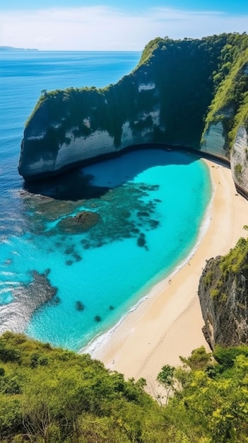 Una spiaggia con un oceano blu e una spiaggia di sabbia bianca.